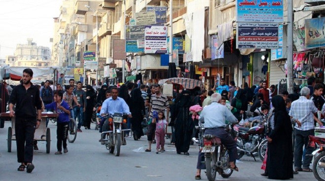 Khu chợ trên phố Tal Abyad hồi năm ngoái, trước ngày lễ Eid al-Adha (Ảnh: Reuters)