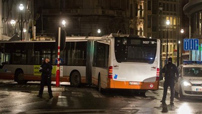 Một chiếc xe bus được dùng làm vật cản trong khu vực đang bị phong tỏa tại Bruxelles đêm 22/11.