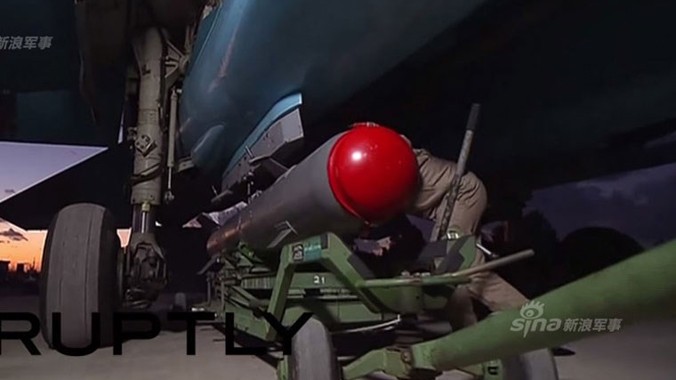Kênh RT mới đây đăng tải loạt ảnh các kĩ sư Nga lắp bom thông minh KAB-500Kr lên máy bay ném bom Su-34 tại căn cứ ở Latakia, Syria.