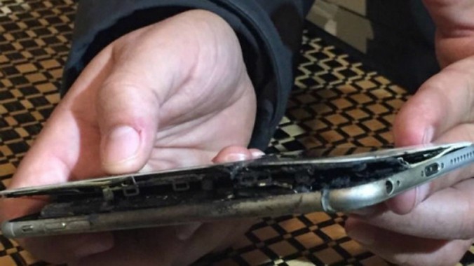 Hãi hùng iPhone 6 Plus bất ngờ bốc cháy trong túi quần
