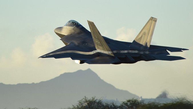Máy F-22 Raptor của không quân Mỹ tham gia nhiệm vụ tấn công các mục tiêu IS ở Syria lần đầu tiên năm 2014. Ảnh: CNN