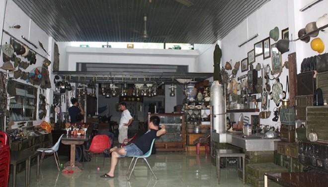 Không gian quán cafe Độc ngay ngã ba Vĩnh Điện vừa là nhà riêng của gia đình Hiền và là nơi Hiền trưng bày gần 1.000 kỷ vật chiến tranh mà anh kỳ công sưu tầm suốt hơn 6 năm qua. Đây trở thành nơi lui tới của giới mê đồ cổ, sưu tầm kỷ vật chiến tranh. 