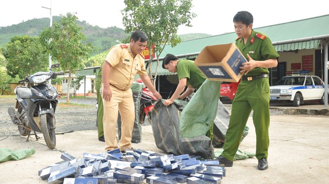 Lực lượng chức năng kiểm tra số lượng bia Heineken, thuốc lá ngoại nhập lậu. Ảnh: TK.