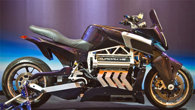 Vincent Messina, một kỹ sư kiêm cựu tay đua superbike và sidecar, hiện sống tại Thái Lan, không phải tuýp người bằng lòng với những cỗ máy 180-200 mã lực như Suzuki Hayabusa hay Kawasaki ZX-14R. Người đàn ông tự làm cho mình một chiếc môtô mới tên Aurora 