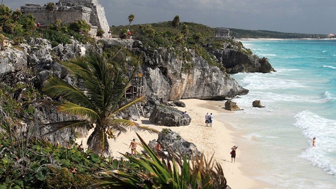 1. Tulum, Mexico: Du khách đến đây có thể thư giãn trên những bãi biển hoang sơ, khám phá các nhà hàng, cửa hiệu, các câu lạc bộ bãi biển, hoặc tham gia vào các hoạt động ngoài trời như bơi, lặn và ghé thăm các tàn tích một thời của văn hóa Maya. Ảnh: Fli