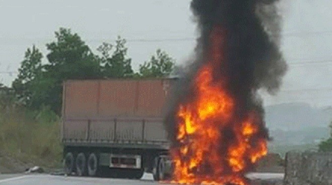Sau cú va chạm với xe máy, chiếc xe container bốc cháy dữ dội.