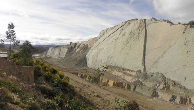 Vách đá vôi với hơn 5.000 dấu chân khủng long từ 68 triệu năm trước thu hút đông đảo khách du lịch và các nhà khảo cổ tới Bolivia. Ảnh: Flickr/Hanumann.