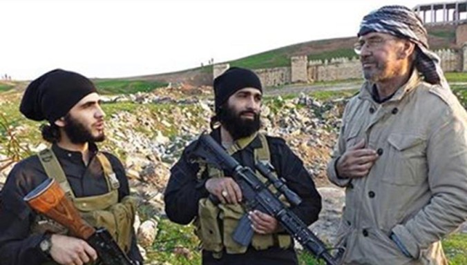Jurgen Todenhofer (phải) đã có 10 ngày sống giữa hang ổ IS. Ảnh: JL