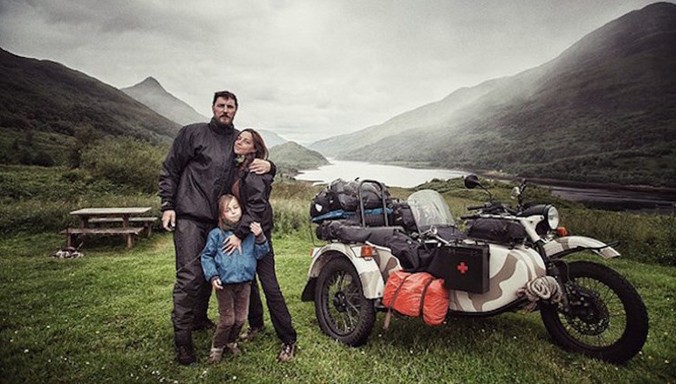 Cuộc phiêu lưu của gia đình người Romania gồm anh Bizoo, chị Oana, cậu con trai 4 tuổi Vladimir và chiếc xe sidecar 3 bánh Ural đã được kể lại bởi chính anh Bizoo trên diễn đàn Adventure Rider.