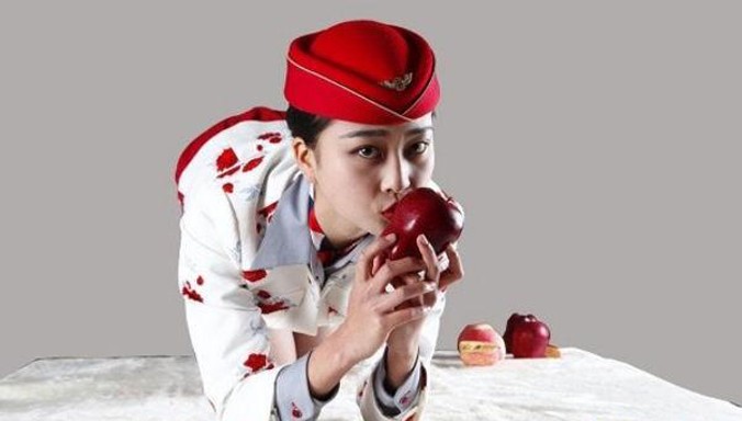Nữ tiếp viên hàng không xinh đẹp rao bán nụ hôn trên trái táo