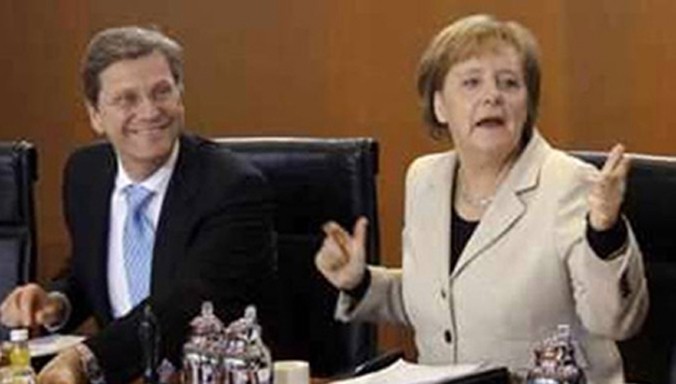 Ngoại trưởng Đức G. Westerwelle (trái) là "cánh tay phải" của Thủ tướng Angela Merkel.