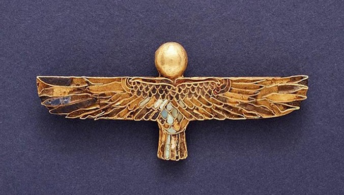 Bùa hộ mệnh làm bằng vàng phủ đá quý của người Ai Cập cổ đại. Ảnh: Wikipedia.
