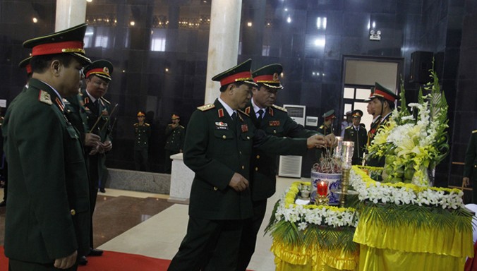 Lãnh đạo Quân khu 5 thắp hương tiễn biệt Thượng tướng Nguyễn Chơn. Ảnh: Thanh Trần.