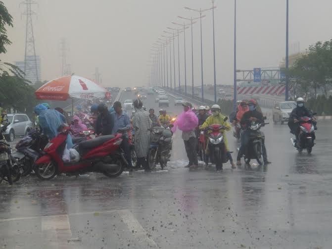 Người dân dầm mưa trở lại TPHCM sau kỳ nghỉ lễ