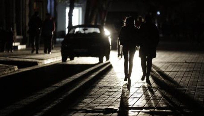Quang cảnh đường phố ở Simferopol trên bán đảo Crimea trong thời gian xảy ra mất điện trên diện rộng ngày 22/11/2015. Ảnh: AFP/TTXVN