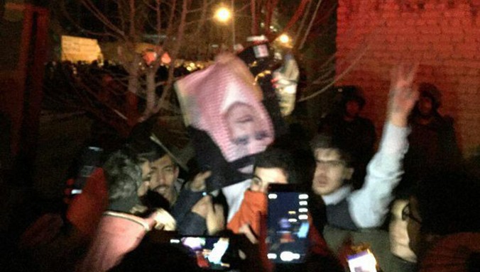 Những hình ảnh được đăng tải trên báo chí Iran và mạng xã hội cho thấy đám đông biểu tình xông vào tòa nhà sứ quán Ả rập Xê út.
