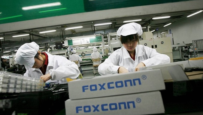 Công nhân trong một nhà máy của Foxconn. Ảnh: Reuters