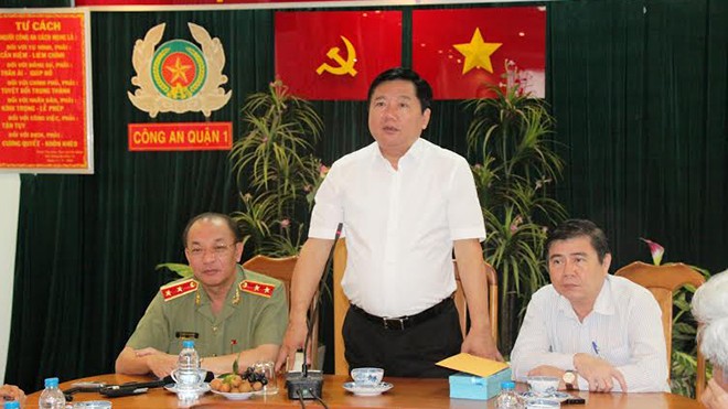 Ông Đinh La Thăng, Ủy viên Bộ Chính trị, Bí thư Thành ủy TPHCM thăm hỏi, động viên công an quận 1.