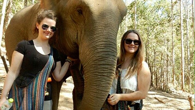 Hai chị em gái Beth Anderson (trái) và Izzy Squire rất đam mê đi du lịch. Ảnh Daily mail
