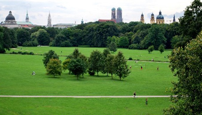 Kênh Eisbach là một nhánh nhỏ của sông Isar, chảy qua English Garden - công viên trung tâm lớn nhất thành phố Munich, Đức. Ảnh: lapafamily.