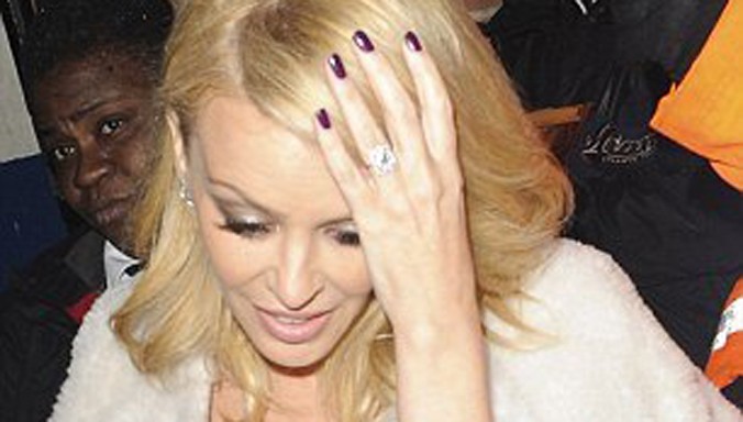 Nữ ca sĩ Kylie Minogue vừa tạo “bão” cho người hâm mộ khi công khai tiết lộ chuyện đính hôn với nam diễn viên Joshua Sasse, người bạn trai kém cô tới 19 tuổi. Kèm theo đó, Kylie cũng khoe ra một chiếc nhẫn đính hôn nạm kim cương siêu “khủng”.