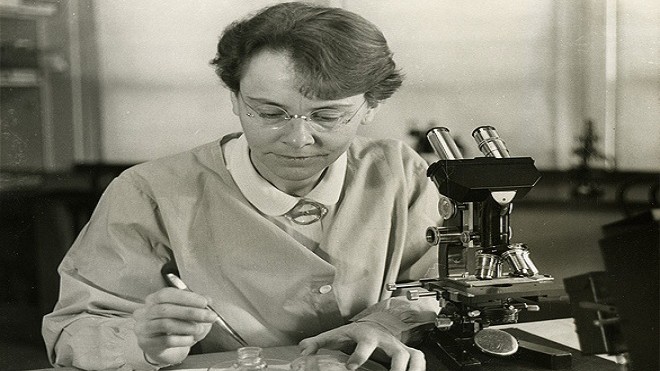 Barbara McClintock Nhà di truyền học tế bào người Mỹ giành giải Nobel Sinh học và Y khoa năm 1983. Bà là người phụ nữ đầu tiên nhận giải thưởng này. Barbara chủ yếu nghiên cứu ngô, và phát hiện ra gene nhảy, loại gene dịch chuyển vị trí trong chuỗi ADN, 