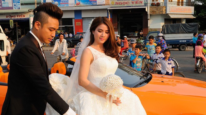 Hôm 10/3, diễn viên Thanh Duy cùng gia đình từ TP HCM về quê Kha Ly ở An Giang để hỏi cưới nữ diễn viên. Trong ảnh: Thanh Duy lái xe mui trần đi rước dâu.