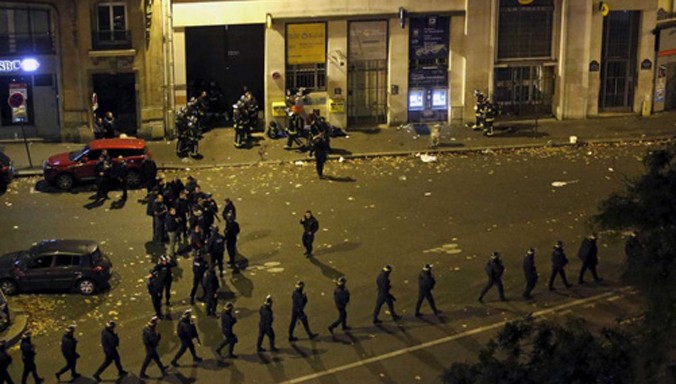 Cảnh sát chống khủng bố bao vây hiện trường Bataclan.
