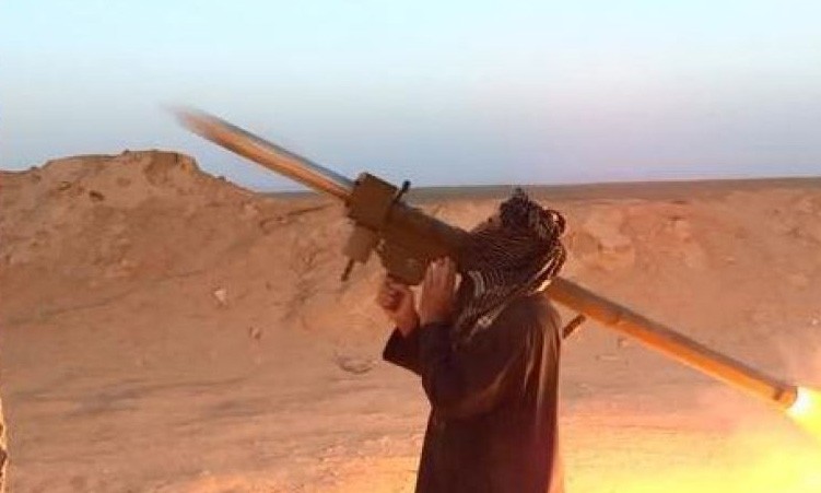 Một chiến binh IS sử dụng tên lửa phòng không vác vai.