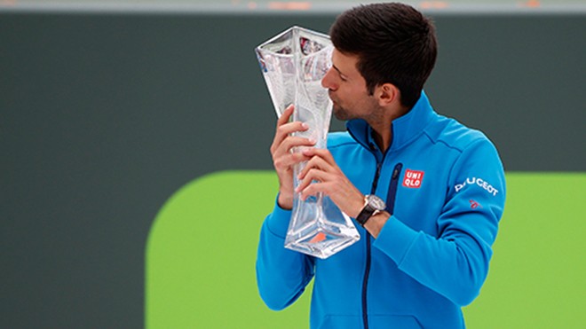 Nole hạnh phúc với chiếc Cup giúp anh vượt qua Nadal trở thành tay vợt có nhiều danh hiệu Masters 1000 nhất. Ảnh: Reuters.