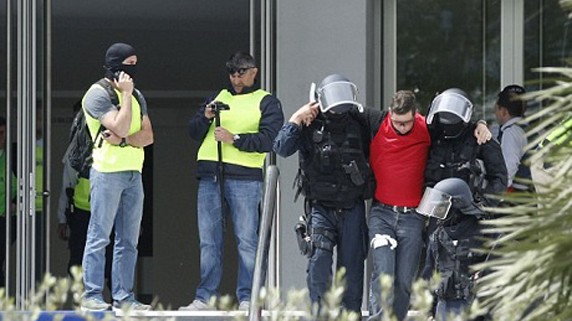 Cảnh sát Pháp tham gia vào một cuộc tấn công giả định tại tòa nhà diễn ra những sự kiện chính của LHP Cannes - Festival Palace. Trước thềm sự kiện điện ảnh lớn hàng đầu thế giới, cảnh sát Pháp đã đặt ra các phương án bảo vệ an ninh nghiêm ngặt.