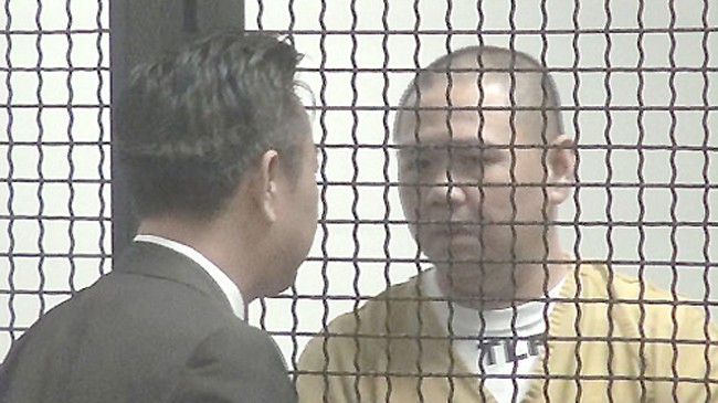 Diễn viên Minh Béo (phải) xuống tóc khi xuất hiện lần thứ hai ở tòa trong phiên điều đình vào sáng 13/5 (giờ California, Mỹ). Ảnh: Ngọc Lan.
