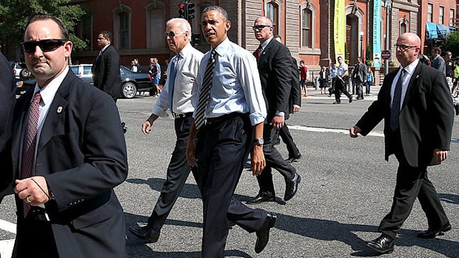 Bất kỳ đâu Tổng thống Obama tới đều có sự hộ tống dày đặc của nhân viên Mật vụ. Ảnh: Getty