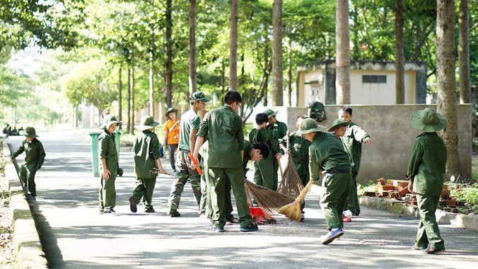 Học sinh rèn luyện các kỹ năng trong học kỳ quân đội, do Trung tâm hoạt động và giao lưu TTN Việt Nam tổ chức. Ảnh: Minh Anh