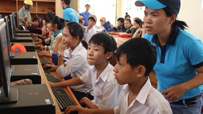 Các em học sinh tìm kiếm thông tin trên internet tại một điểm truy nhập thuộc Dự án BMGF- VN