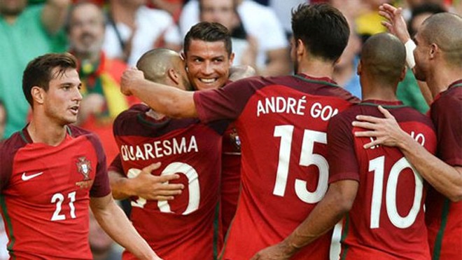 Ronaldo chia vui với đồng đội sau bàn mở tỷ số. Ảnh: Reuters