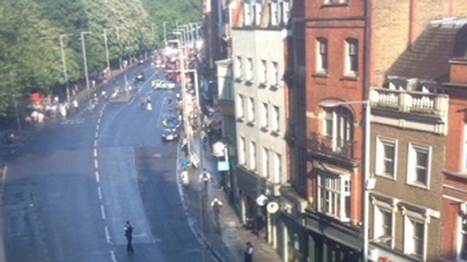 High Street Kensington được sơ tán trước khi cảnh sát tiến hành vụ nổ. Ảnh: Twitter
