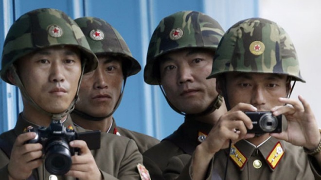 Binh sĩ Triều Tiên tại làng biên giới Panmunjeom (Bàn Môn Điếm). Ảnh: AP