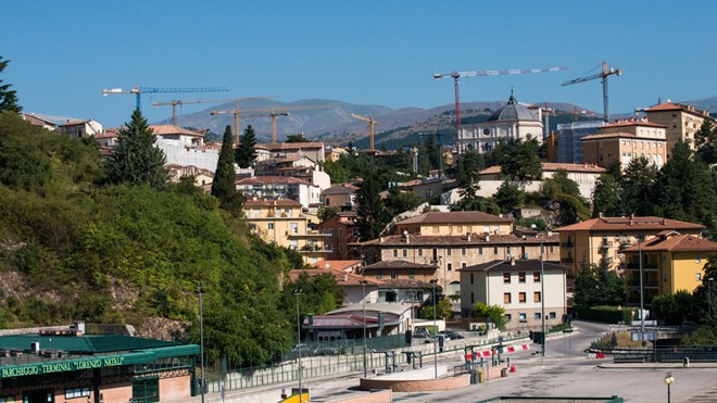 Thị trấn L’Aquila, Italy nhìn từ hướng đông nam. L'Aquila cách khoảng 50 km so với thị trấn Amatrice - tâm chấn của trận động đất 6,2 độ Richter khiến hàng trăm người chết và bị thương xảy ra vào ngày 24/8 vừa qua. Vào ngày 6/4/2009 nơi đây đã hứng chịu m