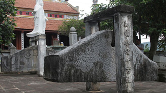 Cặp khánh đá cổ được treo ngay ngắn ở góc sân chùa Long Cảm. Ảnh: Lê Hoàng.