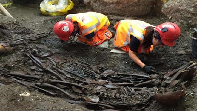 Các bộ xương người được khai quật ở nghĩa trang Bedlam vào tháng 7 năm 2015. Ảnh: Crossrail.