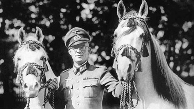 Đại tá Huber Rodofsky và hai con ngựa Arab tại Hostau.
