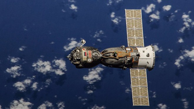 Cơ quan Hàng không Vũ trụ Mỹ (NASA) phải chấp nhận chi trả chi phí khổng lồ để mượn tàu Soyuz của Nga trong các chuyến đi lên trạm vũ trụ và trở về Trái Đất.