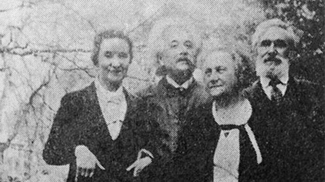 Margarita Konenkova (bìa trái) chụp cùng gia đình Einstein tại vườn nhà ông ở Prinston, năm 1935. Ảnh: TASS.