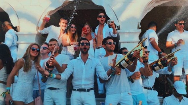 Lướt qua Instagram của "hội con nhà giàu" thế giới, bạn sẽ thấy một mùa hè ăn chơi hết mình, kéo dài vô tận. Tháng 6, doanh nhân Romia Moudi đến từ Miami (Mỹ) đã mời bạn bè đến đảo Hvar thuộc Croatia khởi động mùa hè bằng buổi tiệc hoàng tráng, khui những