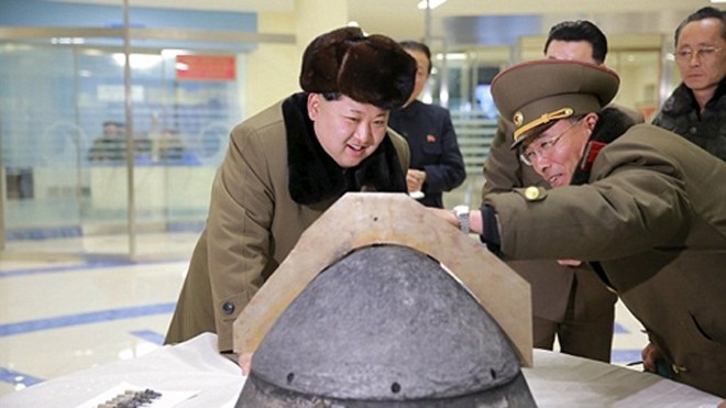 Ông Kim Jong-un xem xét một đầu đạn tên lửa của Triều Tiên. Ảnh: Reuters