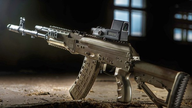 Tập đoàn sản xuất vũ khí nổi tiếng thế giới của Nga-hãng Kalashnikov đã chính thức trình làng một phiên bản AK hoàn toàn mới tại triển lãm Army 2016 được tổ chức tại Nga. Họ gọi đó là AK-12 phiên bản thứ hai, đây được coi là siêu vũ khí cá nhân vừa cân bằ
