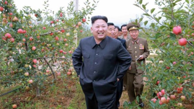 Ông Kim Jong-un đến thăm một nông trại cây ăn quả. Ảnh: Rodong Sinmun