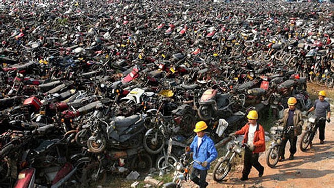 Bãi phế liệu mênh mông với hàng nghìn xe máy các loại xếp chồng chất ở Quảng Châu. Ảnh: Lifeofguangzhou.