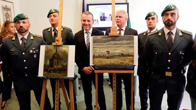 Ông Alex Ruger, Giám đốc Bảo tàng Van Gogh, thứ ba từ trái sang, vui mừng khi tìm thấy hai kiệt tác. Ảnh: Reuters